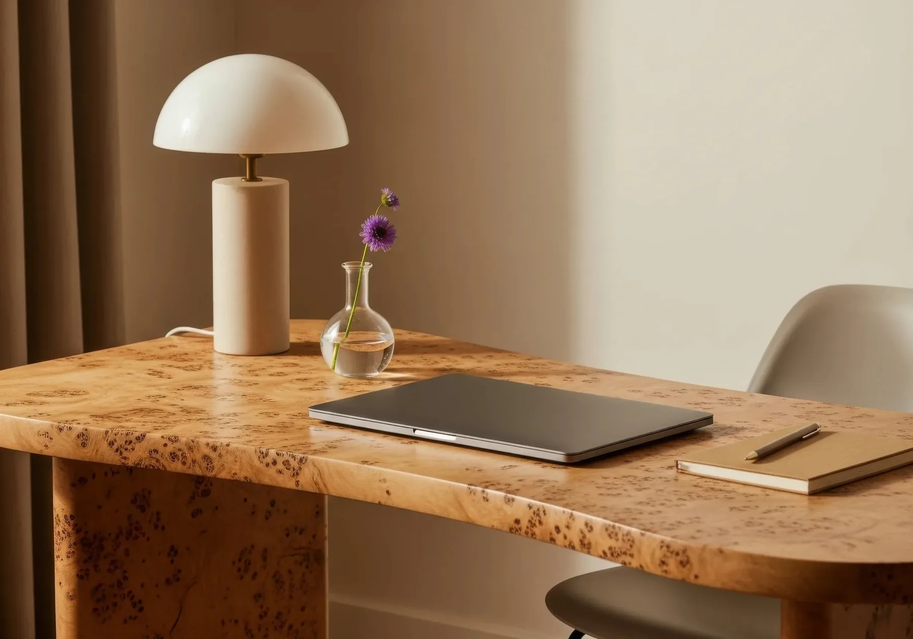 Escritorio sereno con una lámpara de seta, un portátil y una silla
